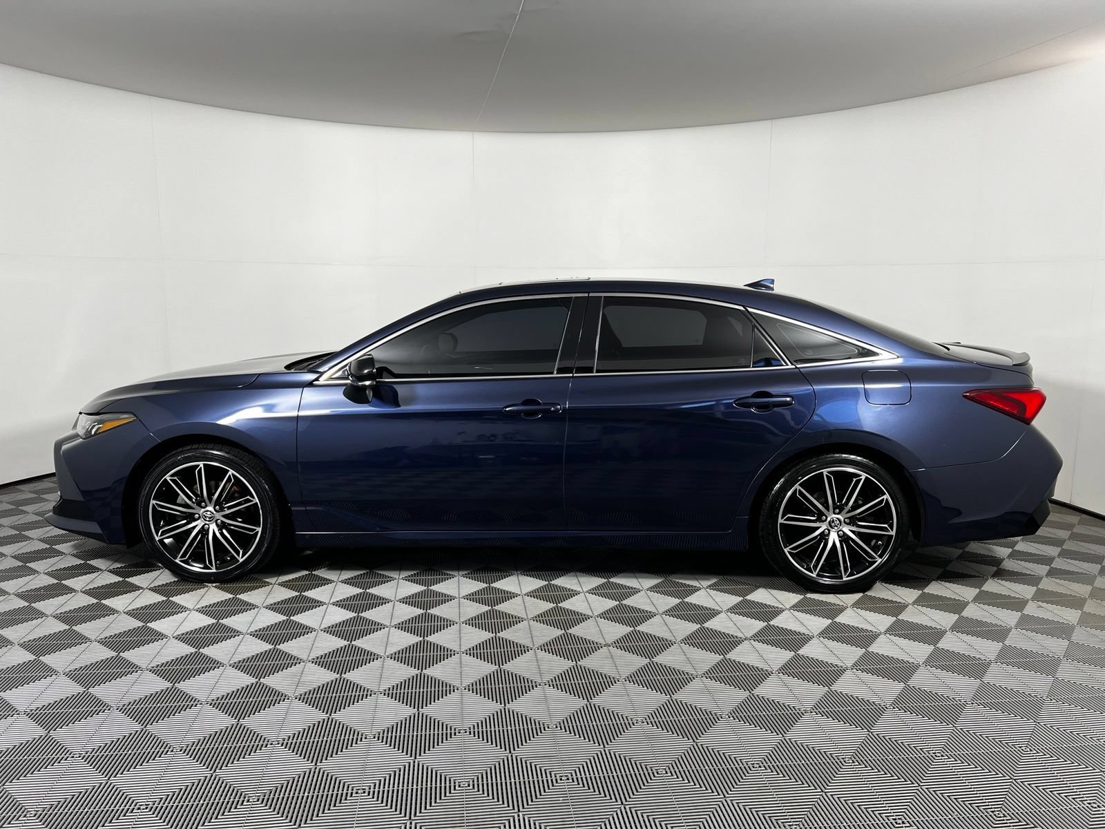 Used 2019 Toyota Avalon XSE FWD image 9