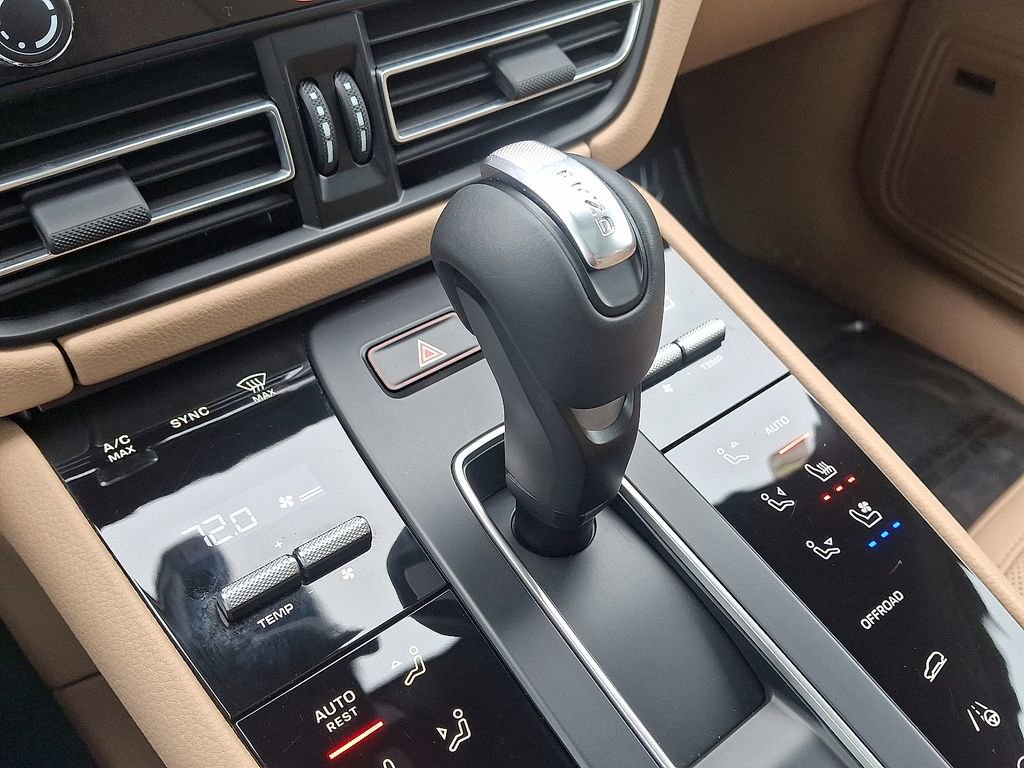 Certified 2025 Porsche Macan image 17
