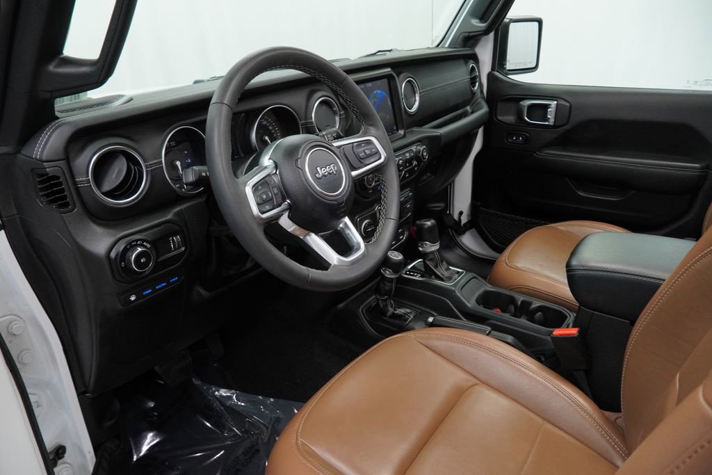 Used 2023 Jeep Wrangler Unlimited Sahara w/ Cold Weather Group AWD/4WD image 17