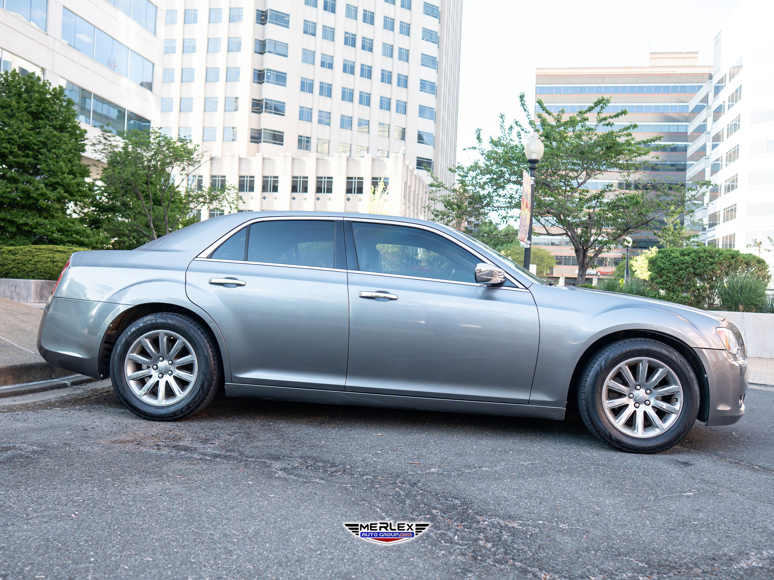 Used 2011 Chrysler 300 Limited w/ Luxury Group RWD image 8
