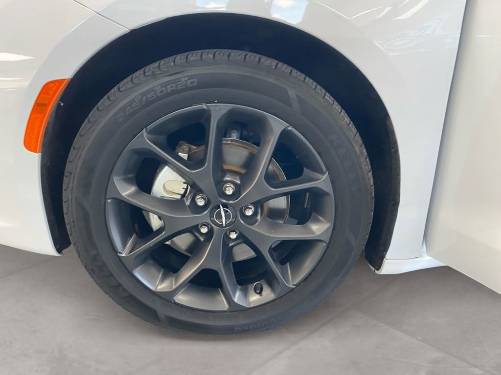 Used 2025 Chrysler Pacifica Limited image 14