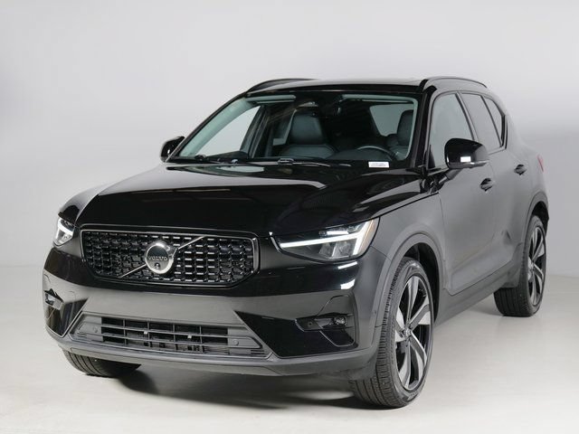Used 2025 Volvo XC40 B5 Plus AWD/4WD image 1