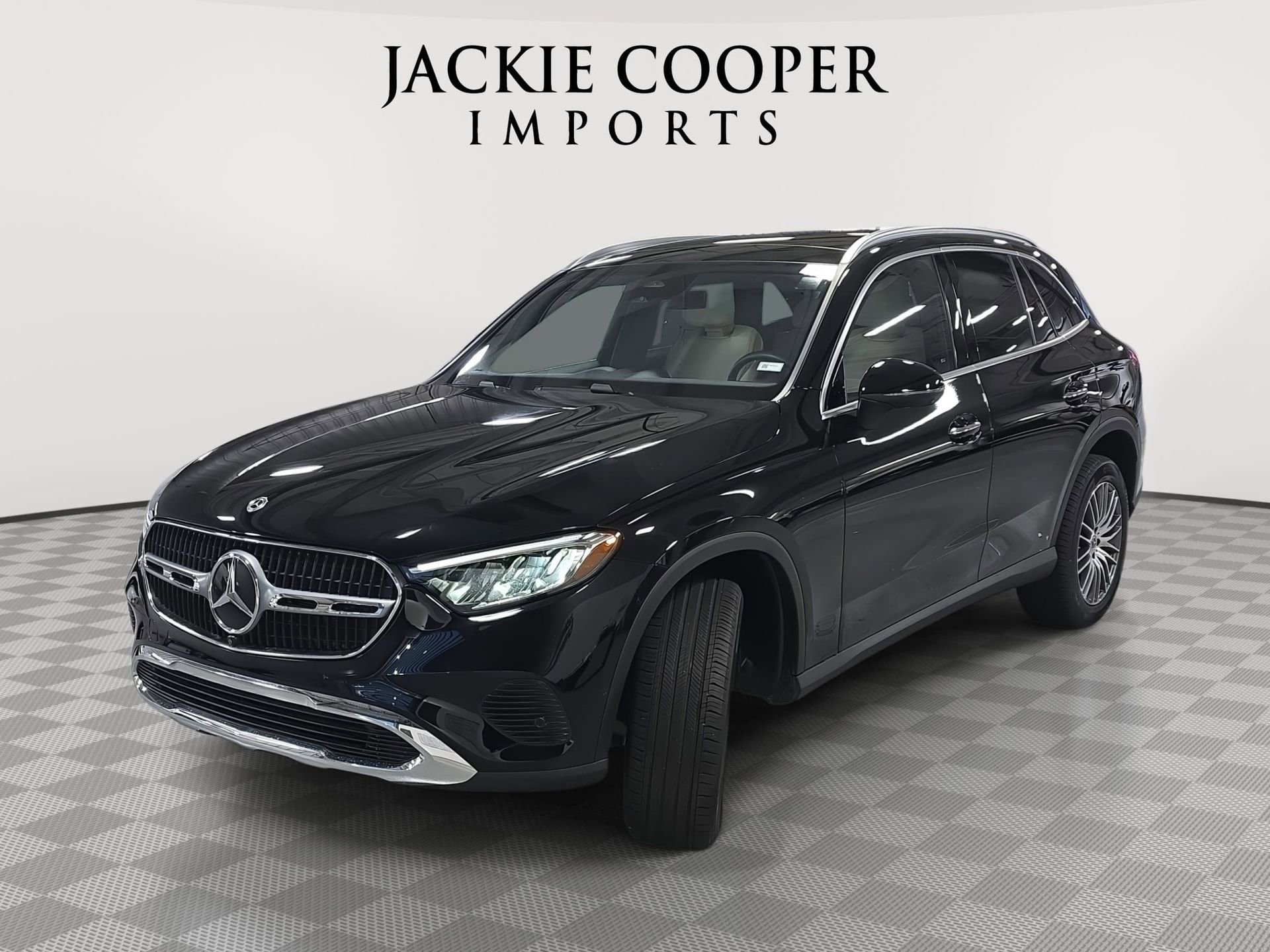 Used 2025 Mercedes-Benz GLC 300 4MATIC image 1