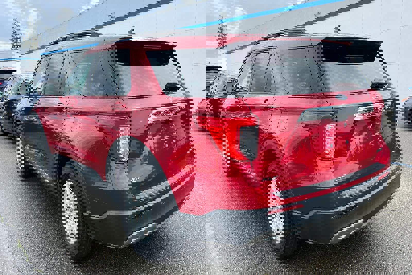 Used 2021 Ford Explorer XLT w/ Equipment Group 202A image 6