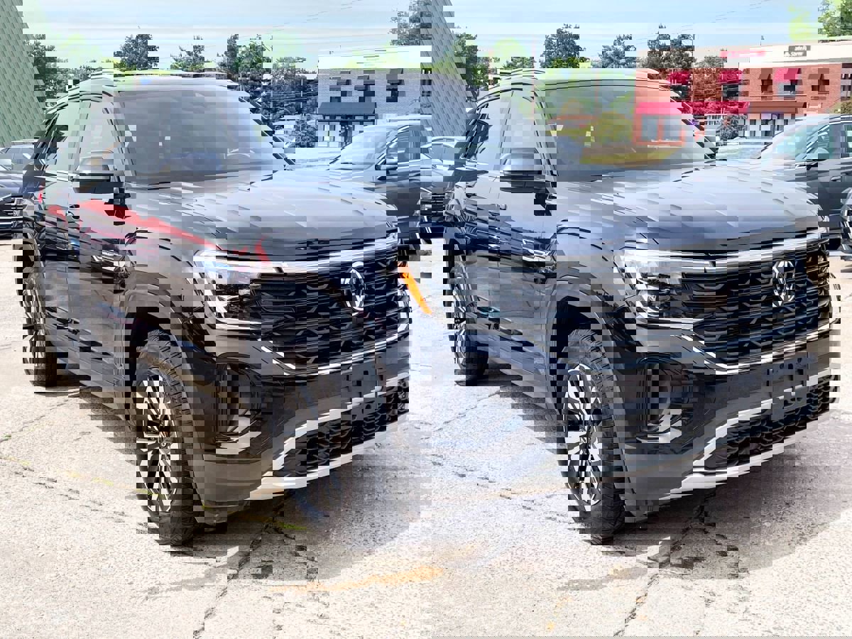 Used 2024 Volkswagen Atlas Cross Sport SE image 2