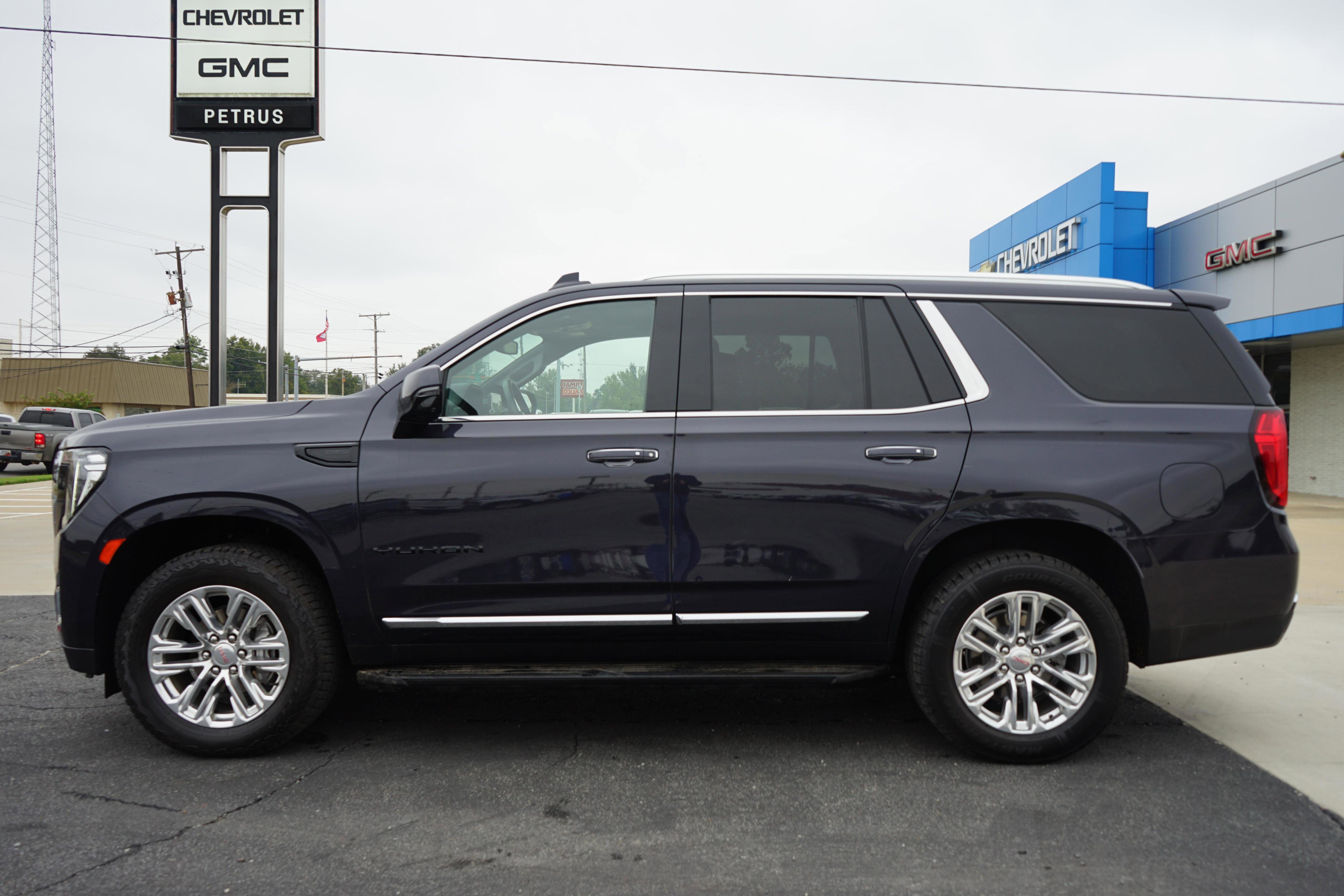 Used 2023 GMC Yukon SLT w/ SLT Premium Package AWD/4WD image 2