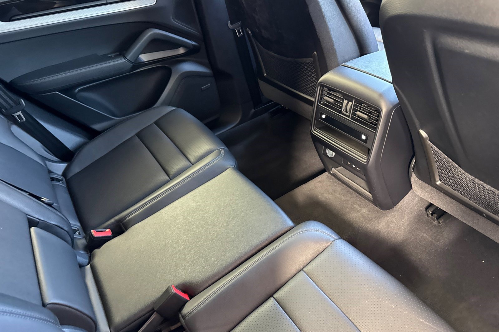 Used 2024 Porsche Cayenne AWD/4WD image 31
