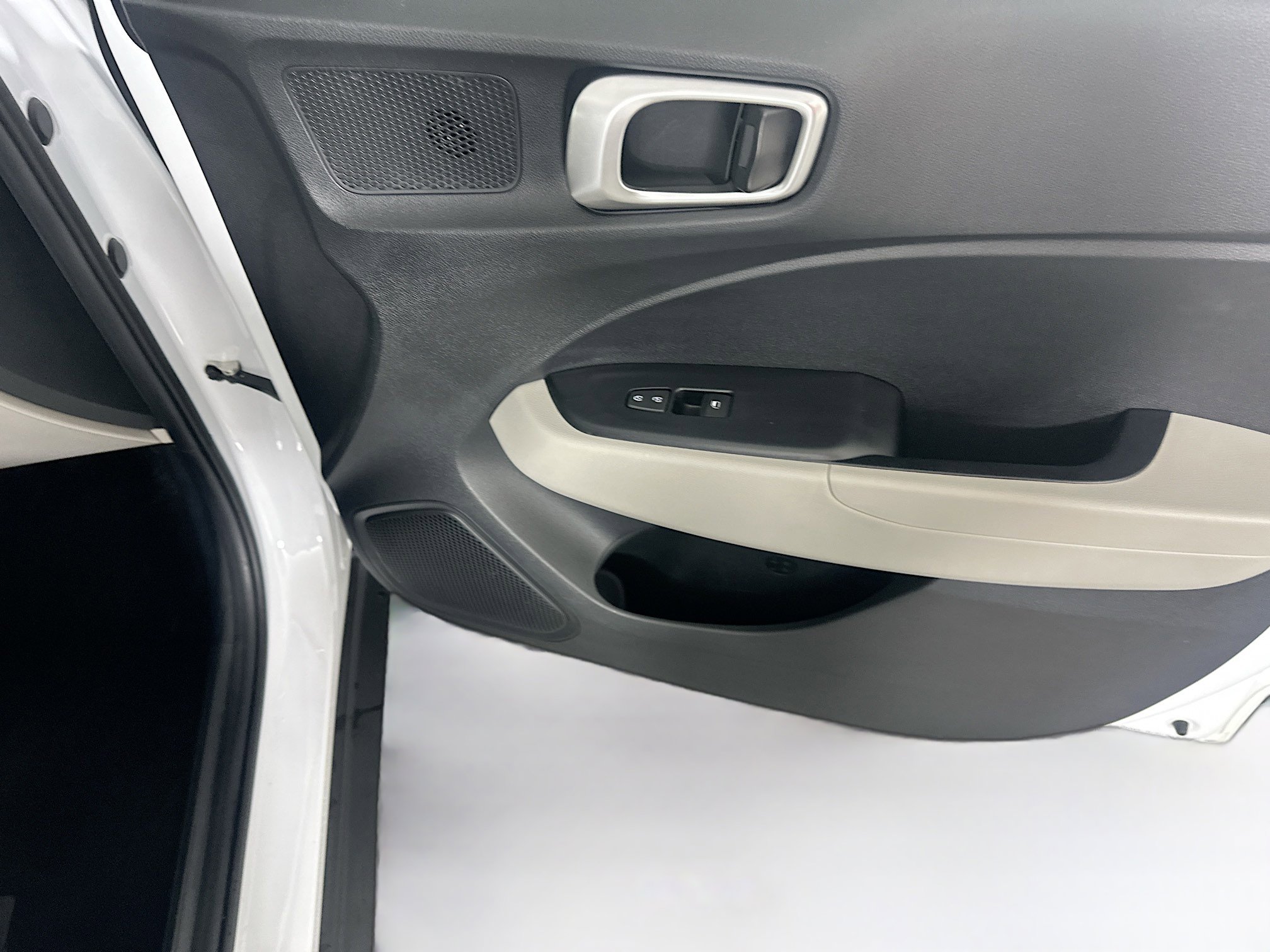 Used 2025 Hyundai Venue SEL FWD image 29