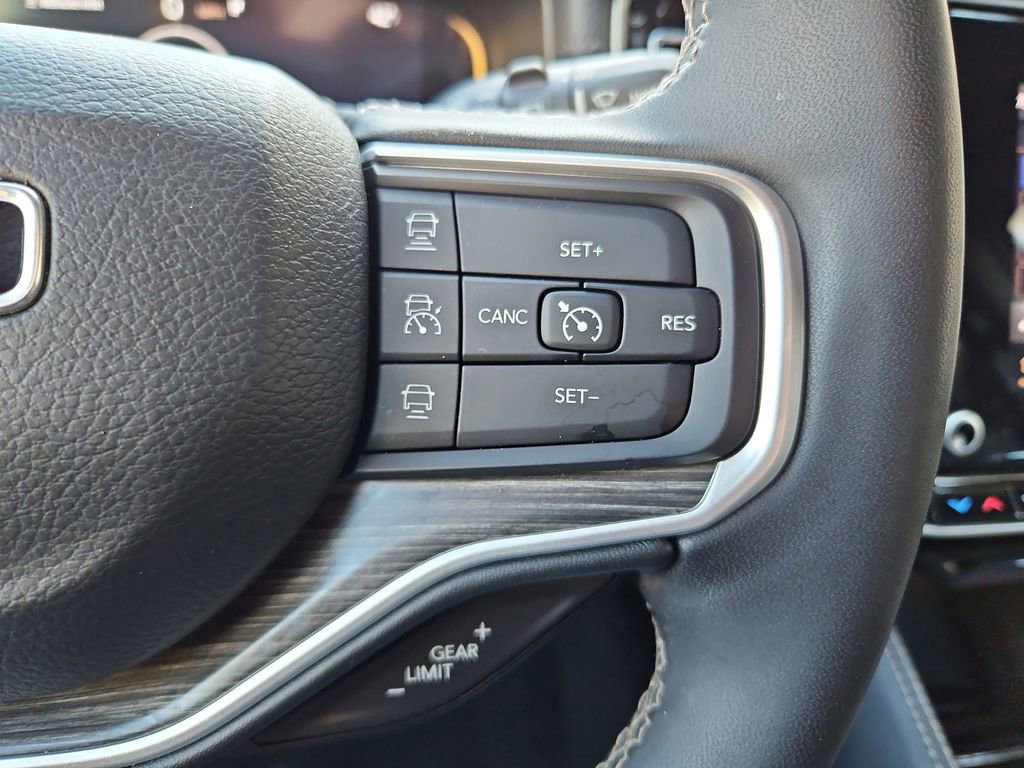 Used 2024 Jeep Wagoneer Series II w/ Flexible Seating Group image 12