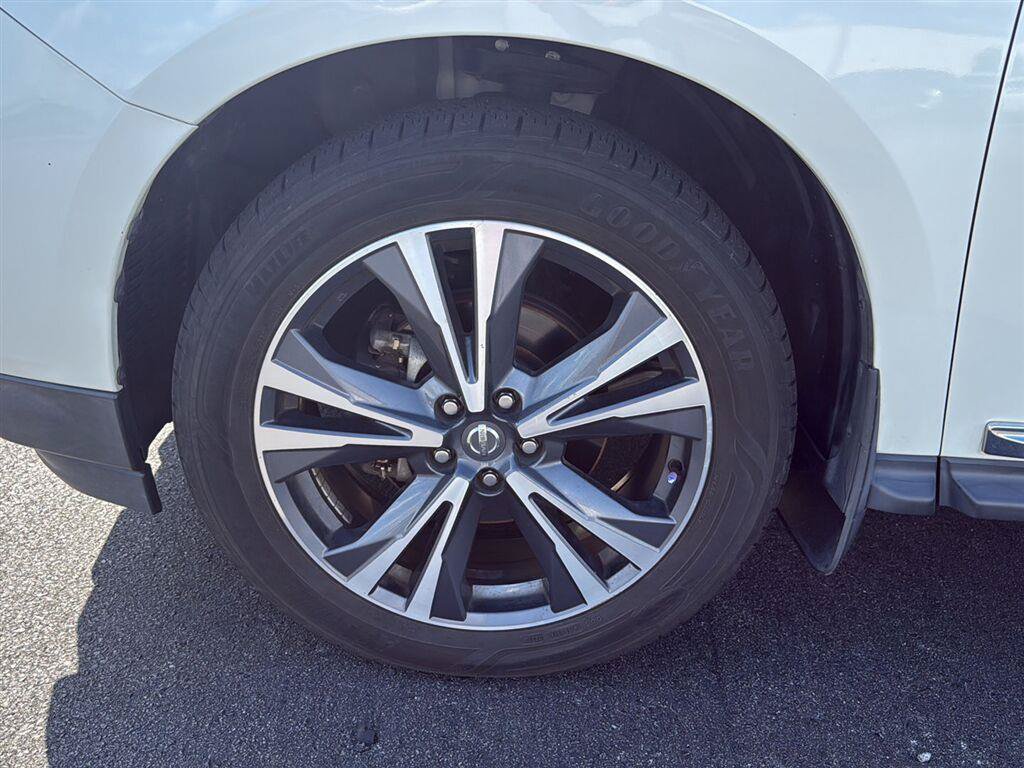 Used 2017 Nissan Pathfinder Platinum w/ Family Entertainment Package FWD image 14