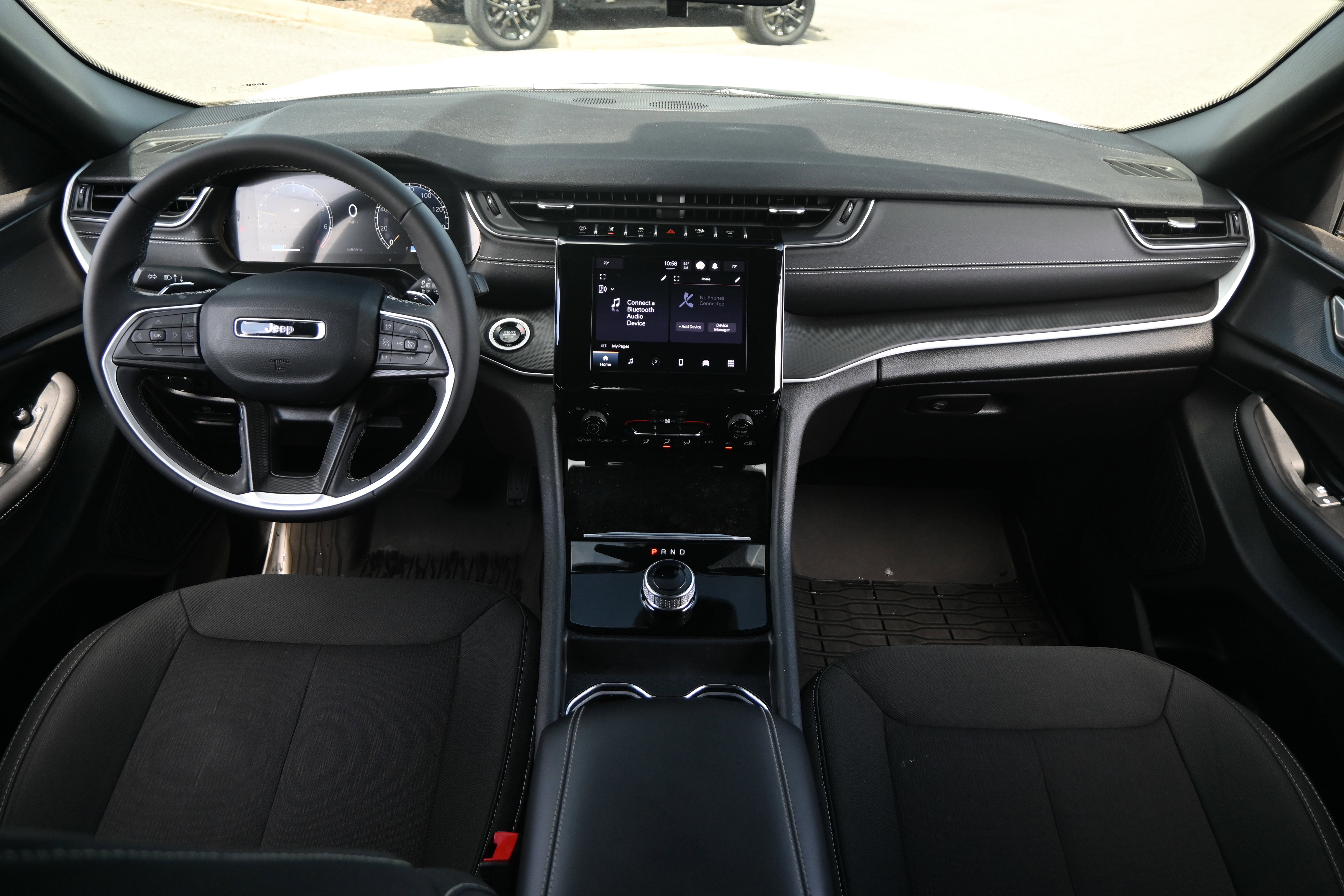 Used 2025 Jeep Grand Cherokee Laredo X image 3