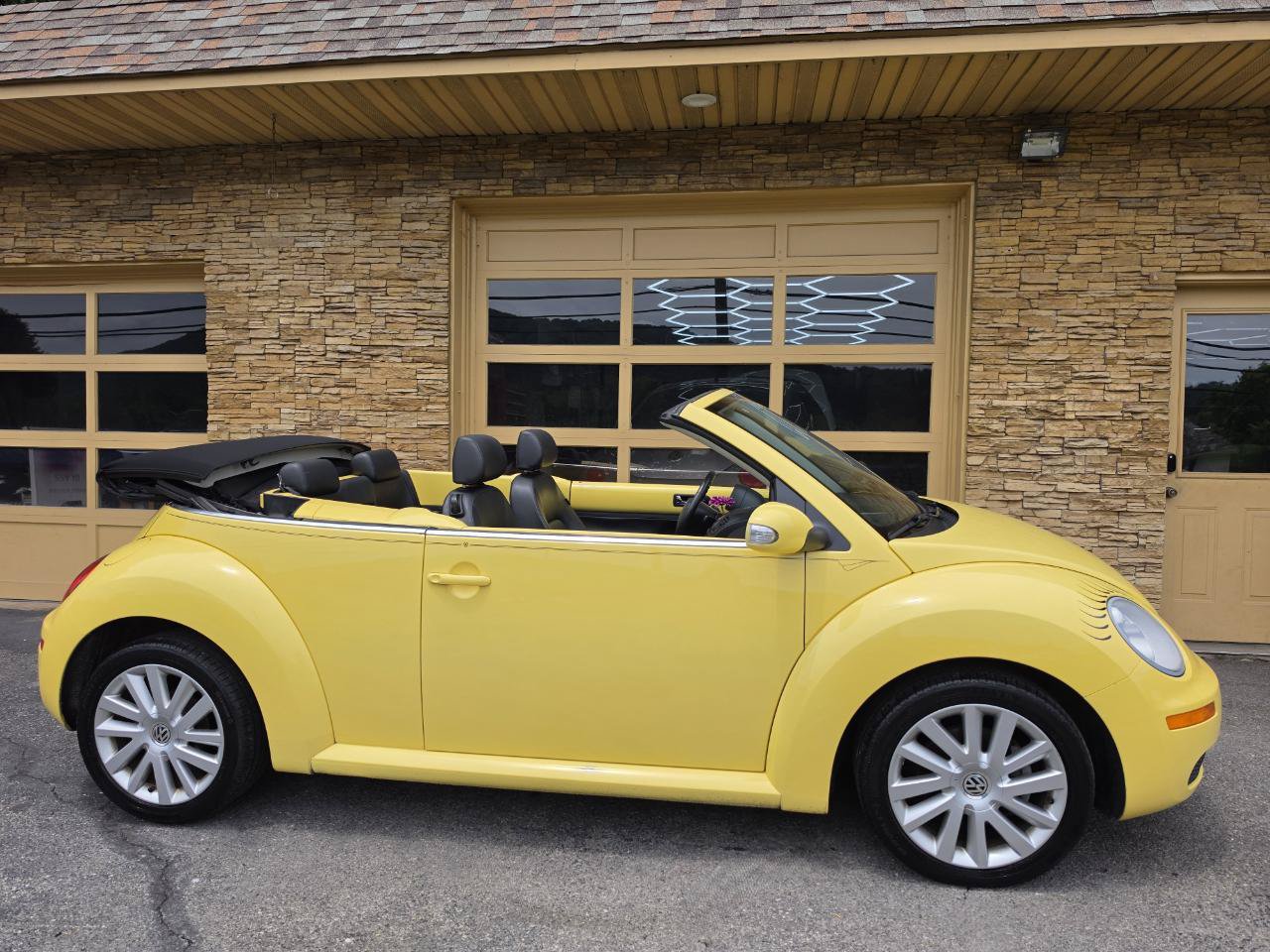 Used 2008 Volkswagen Beetle SE FWD image 26