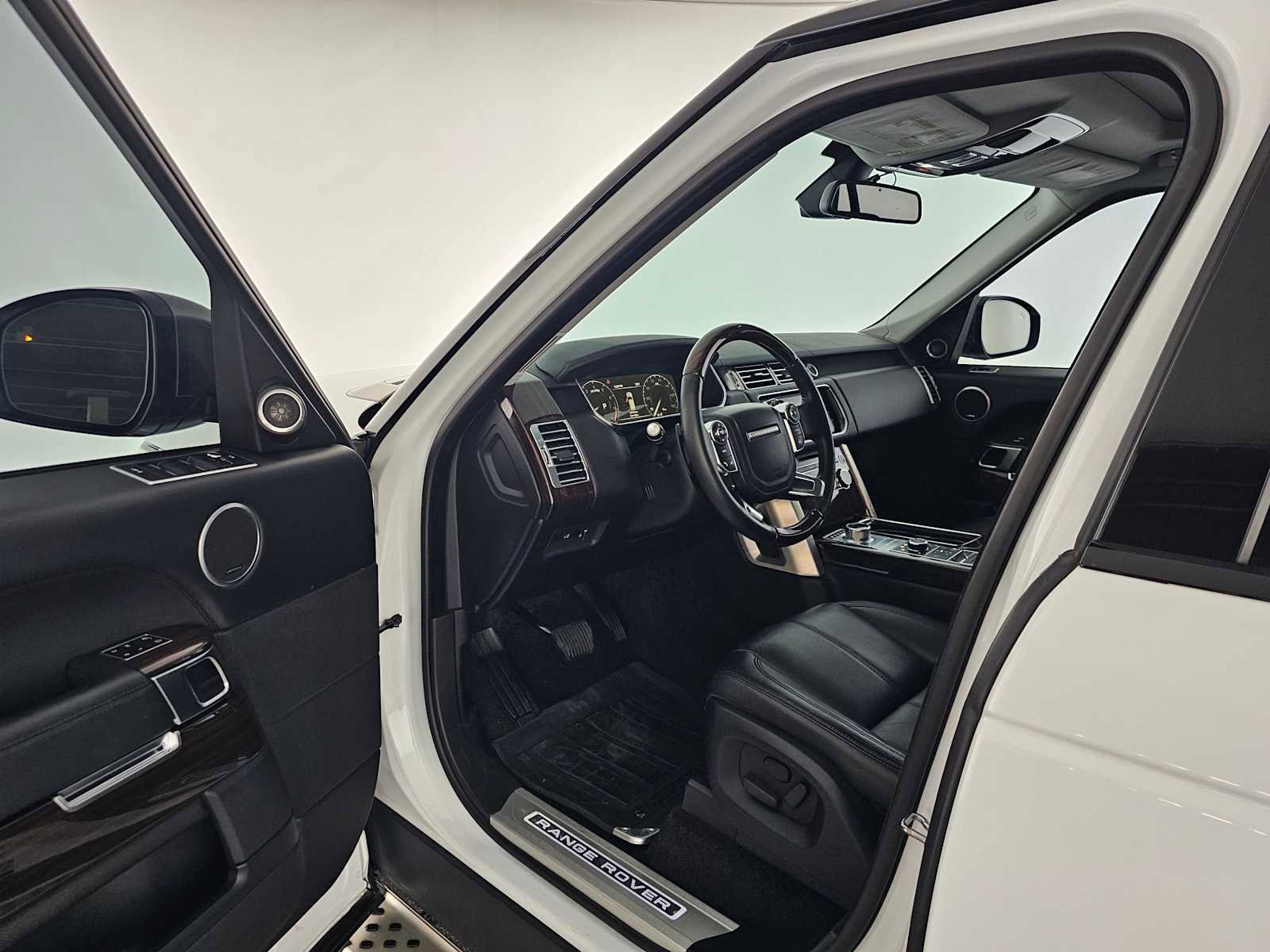 Used 2015 Land Rover Range Rover image 19