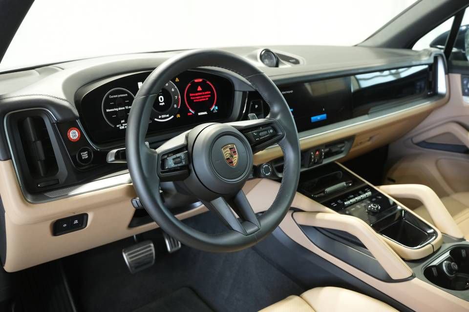 Used 2025 Porsche Cayenne S image 4