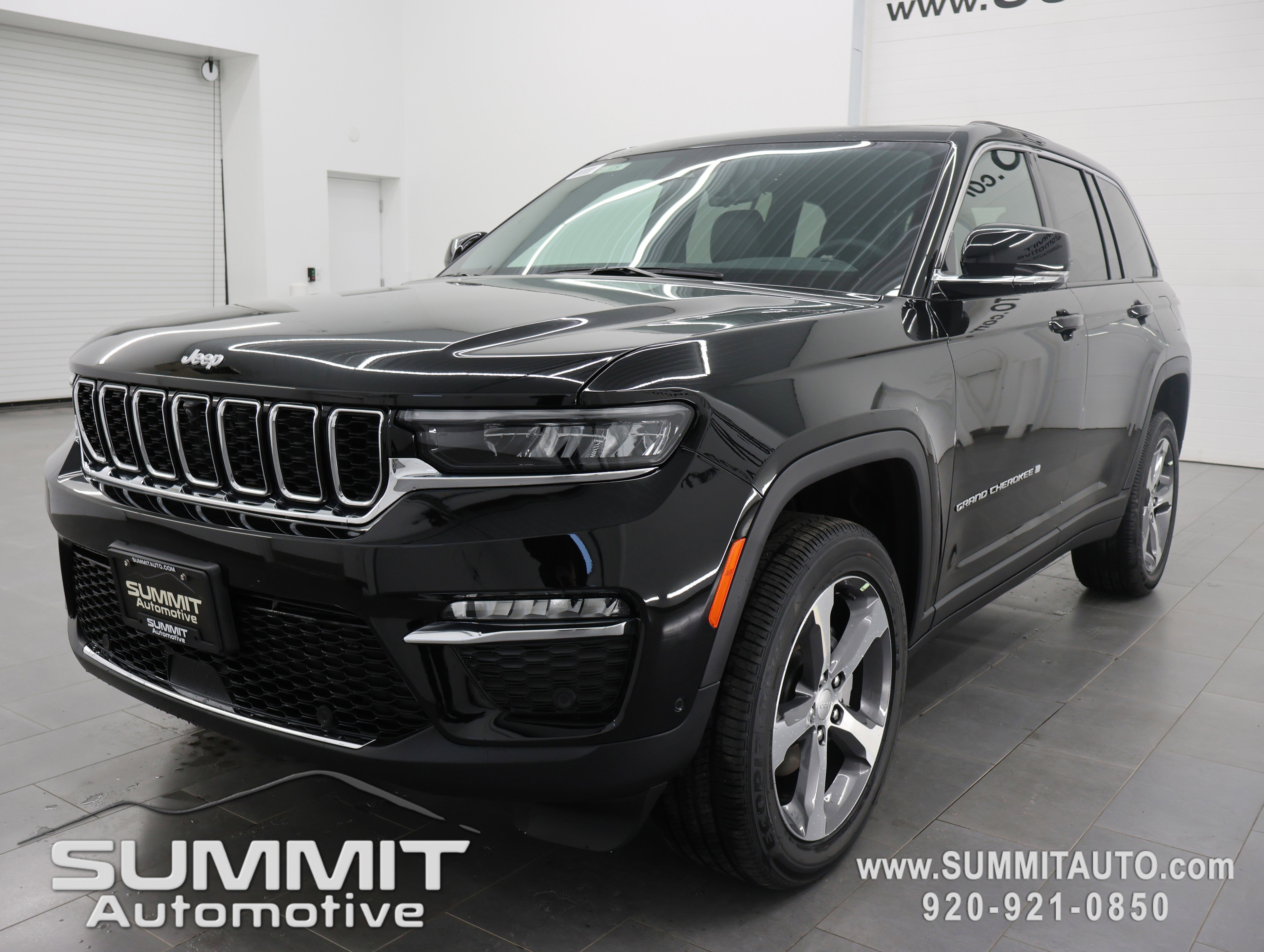 New 2025 Jeep Grand Cherokee Limited w/ Luxury Tech Group II AWD/4WD image 6