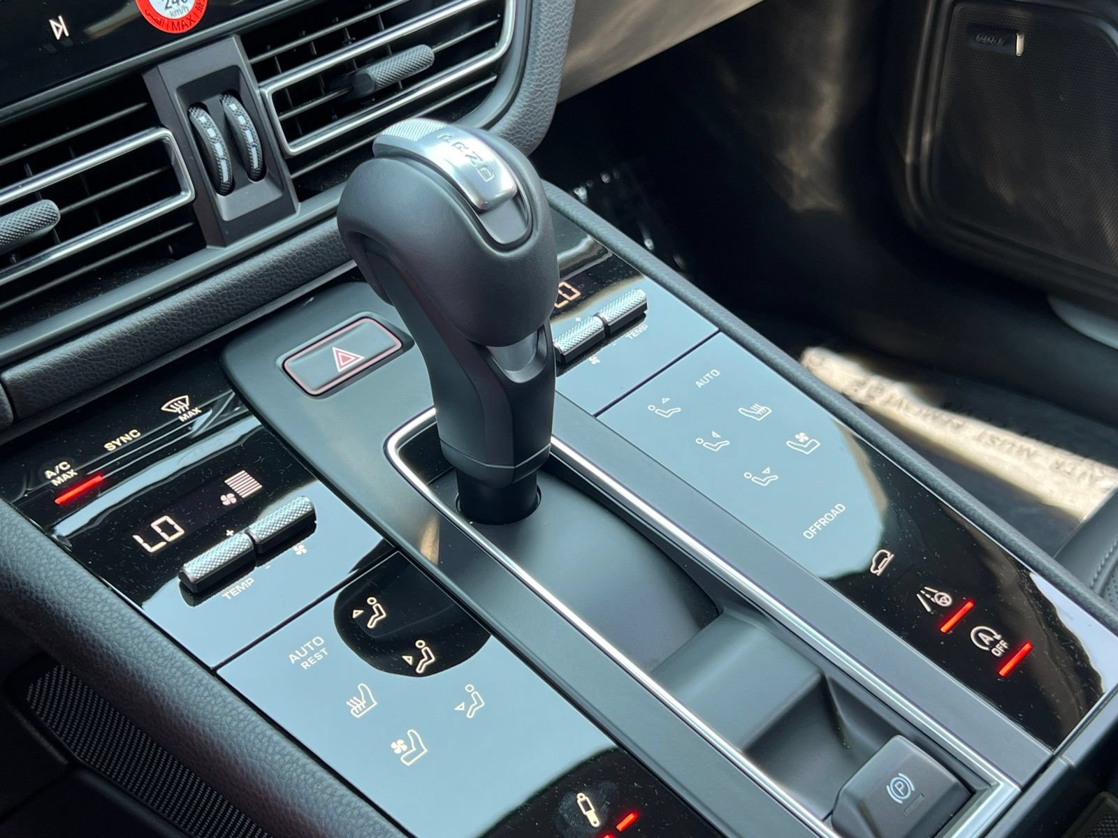 Certified 2025 Porsche Macan S AWD/4WD image 33