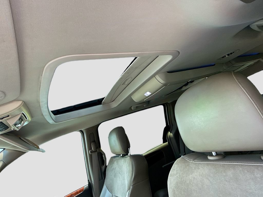 Used 2013 Chrysler Town & Country Limited w/ Luxury Group FWD image 22