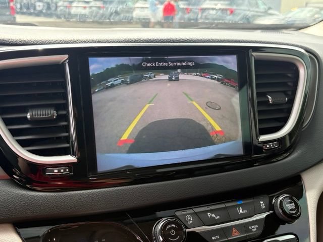 Used 2023 Chrysler Pacifica Touring-L FWD image 5