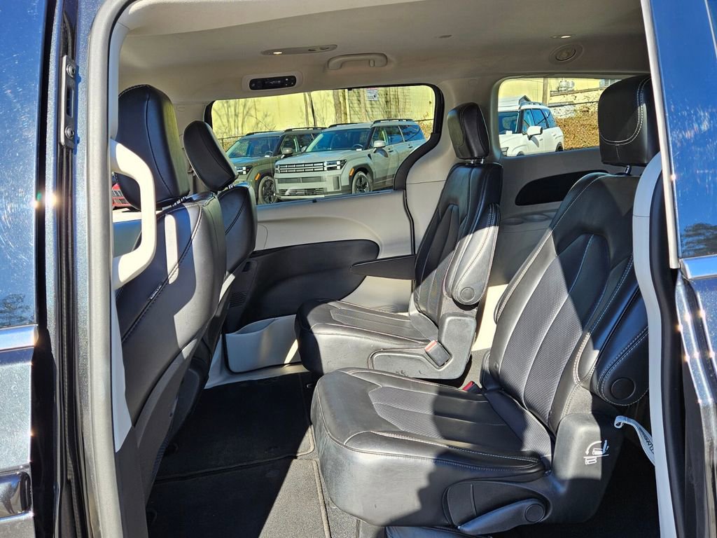 Used 2023 Chrysler Pacifica Touring-L image 7