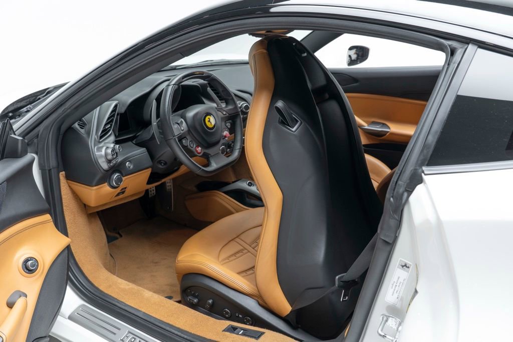 Used 2016 Ferrari 488 GTB RWD image 13