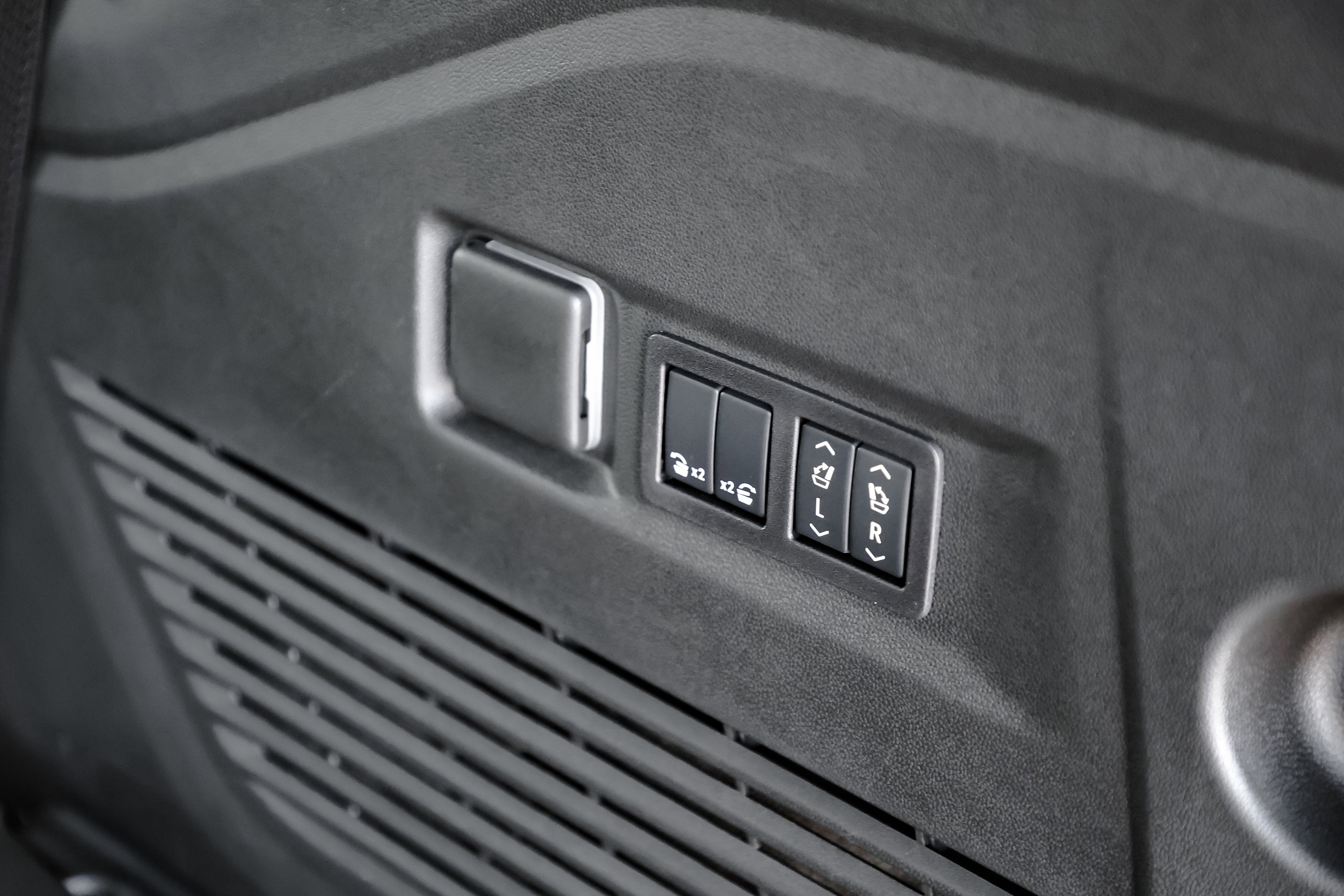 New 2026 GMC Yukon Denali w/ Sun & Power Step Package image 9