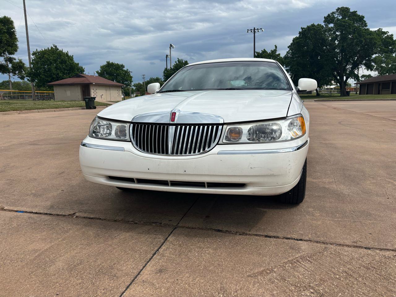 Used 1999 Lincoln Town Car Executive RWD image 4
