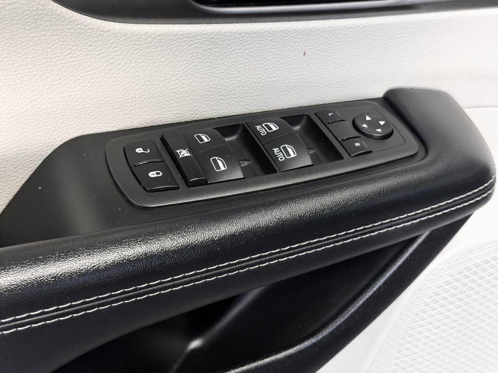 Used 2023 Chrysler Pacifica Touring-L image 23