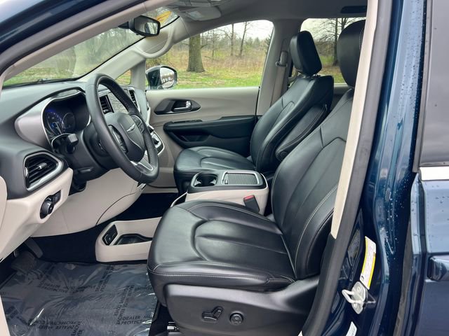 Used 2024 Chrysler Pacifica Touring-L FWD image 3