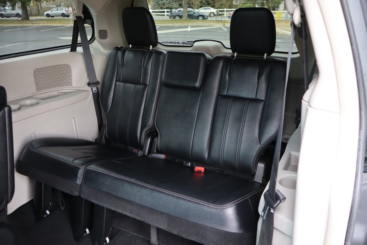Used 2013 Chrysler Town & Country Touring image 19