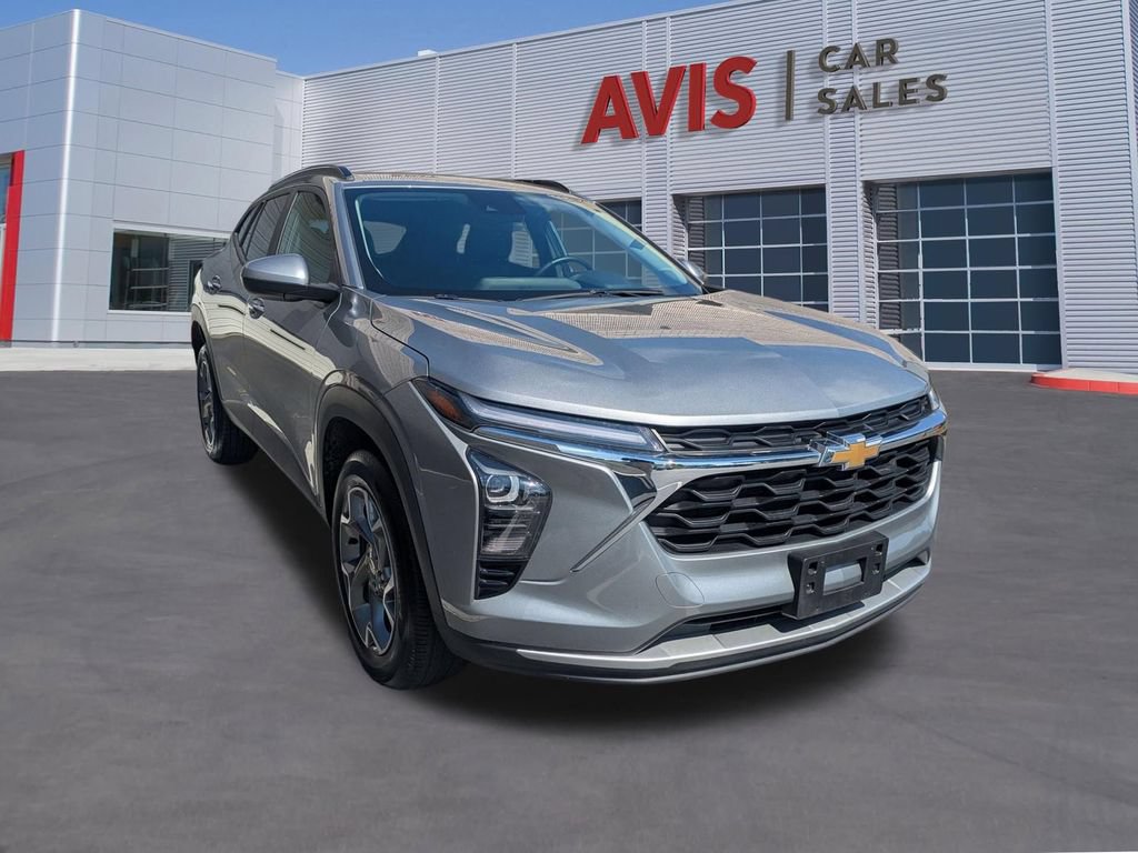 Used 2025 Chevrolet Trax LT w/ LT Convenience Package FWD image 3