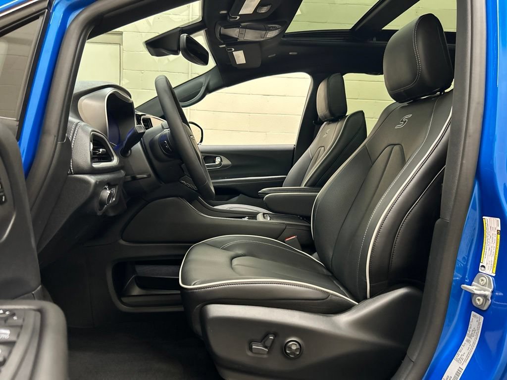 New 2027 Chrysler Pacifica Limited w/ S Appearance Package FWD image 7