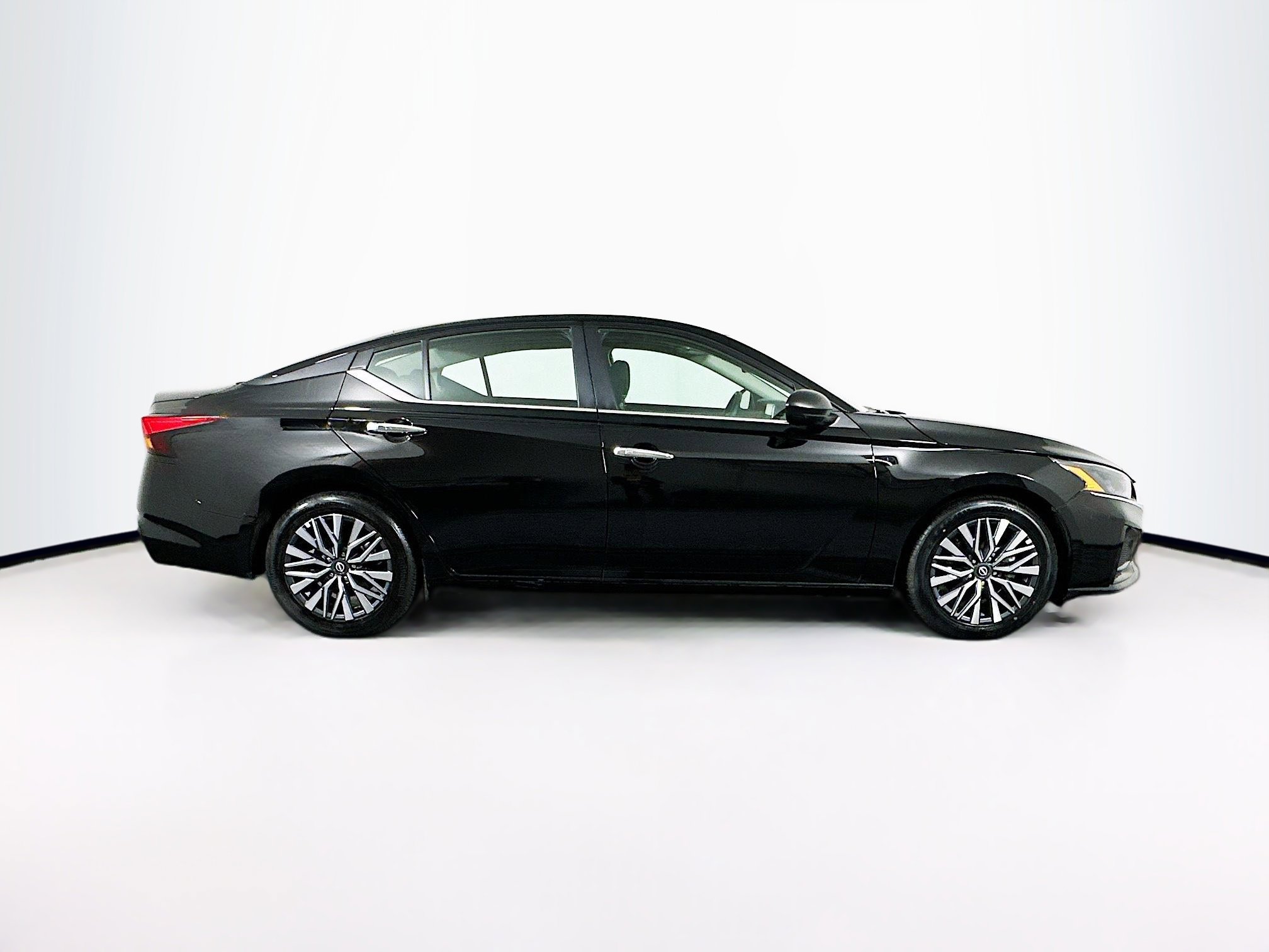 Used 2025 Nissan Altima 2.5 SV image 10