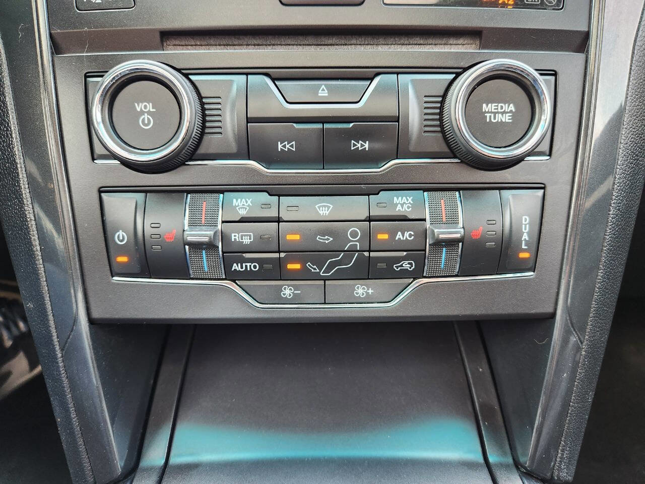 Used 2016 Ford Explorer XLT w/ Equipment Group 202A image 29