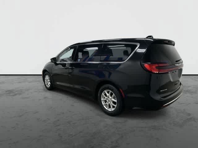 Used 2024 Chrysler Pacifica Touring-L FWD image 9