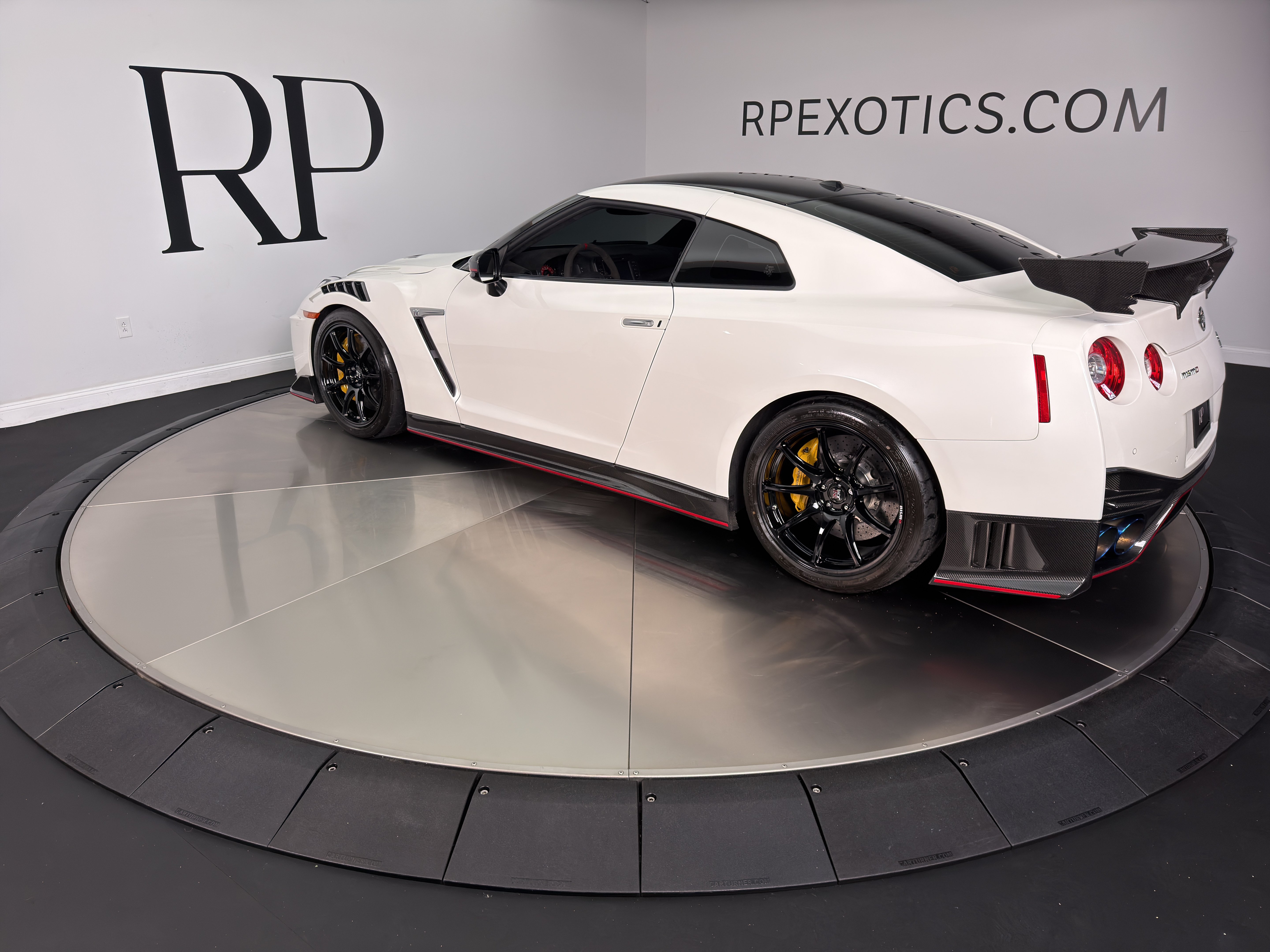 Used 2021 Nissan GT-R NISMO AWD/4WD image 7