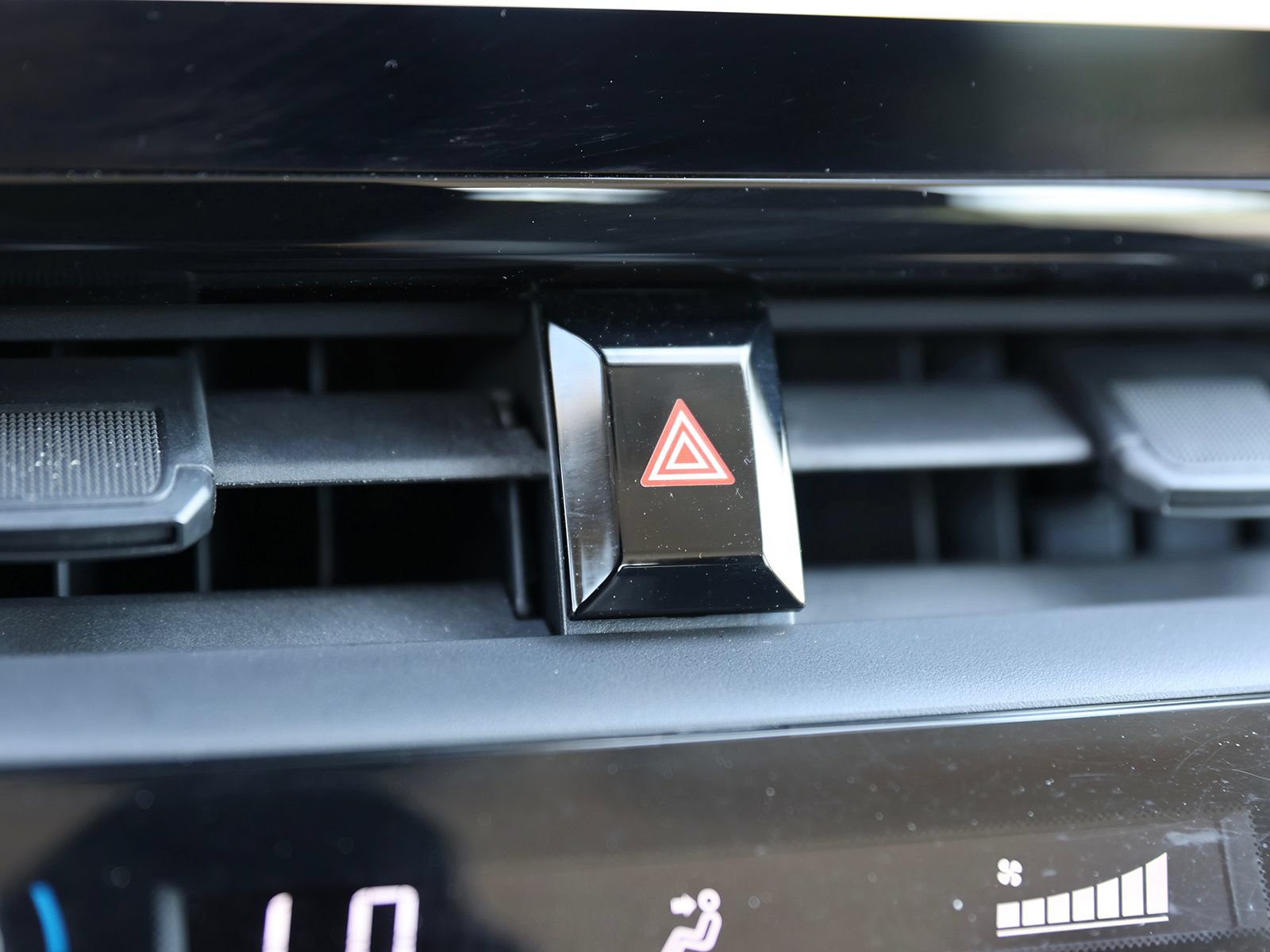 Used 2023 Toyota Corolla LE w/ LE Convenience Package FWD image 25