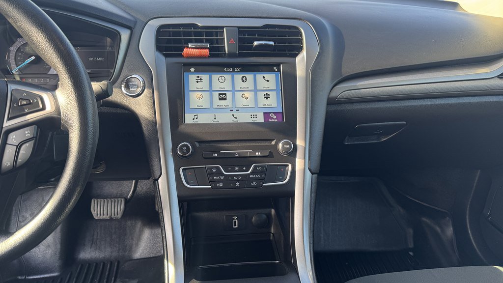 Used 2018 Ford Fusion SE w/ Fusion SE Technology Package image 19