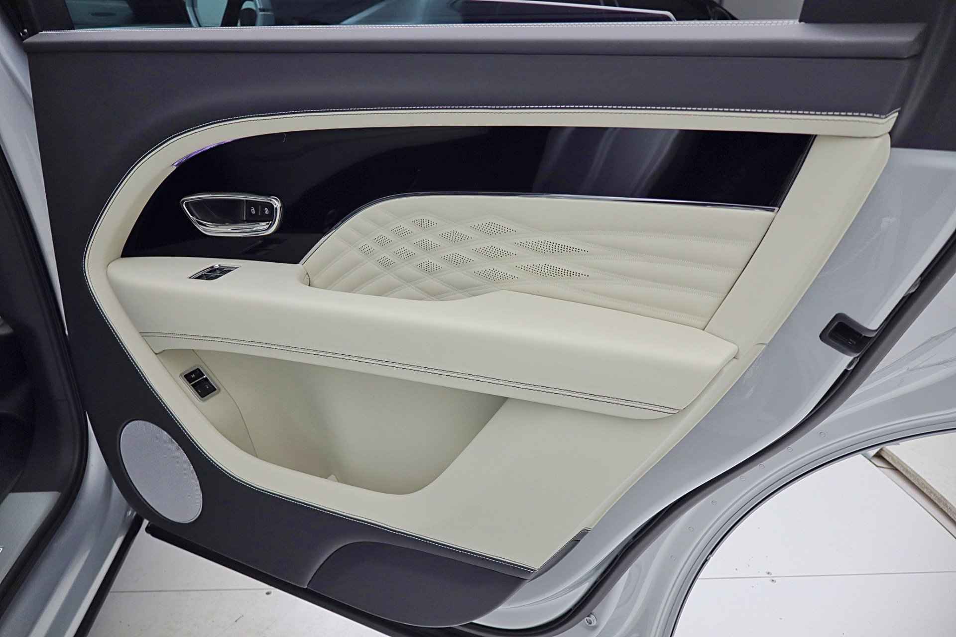 Used 2024 Bentley Bentayga Extended Wheelbase image 54