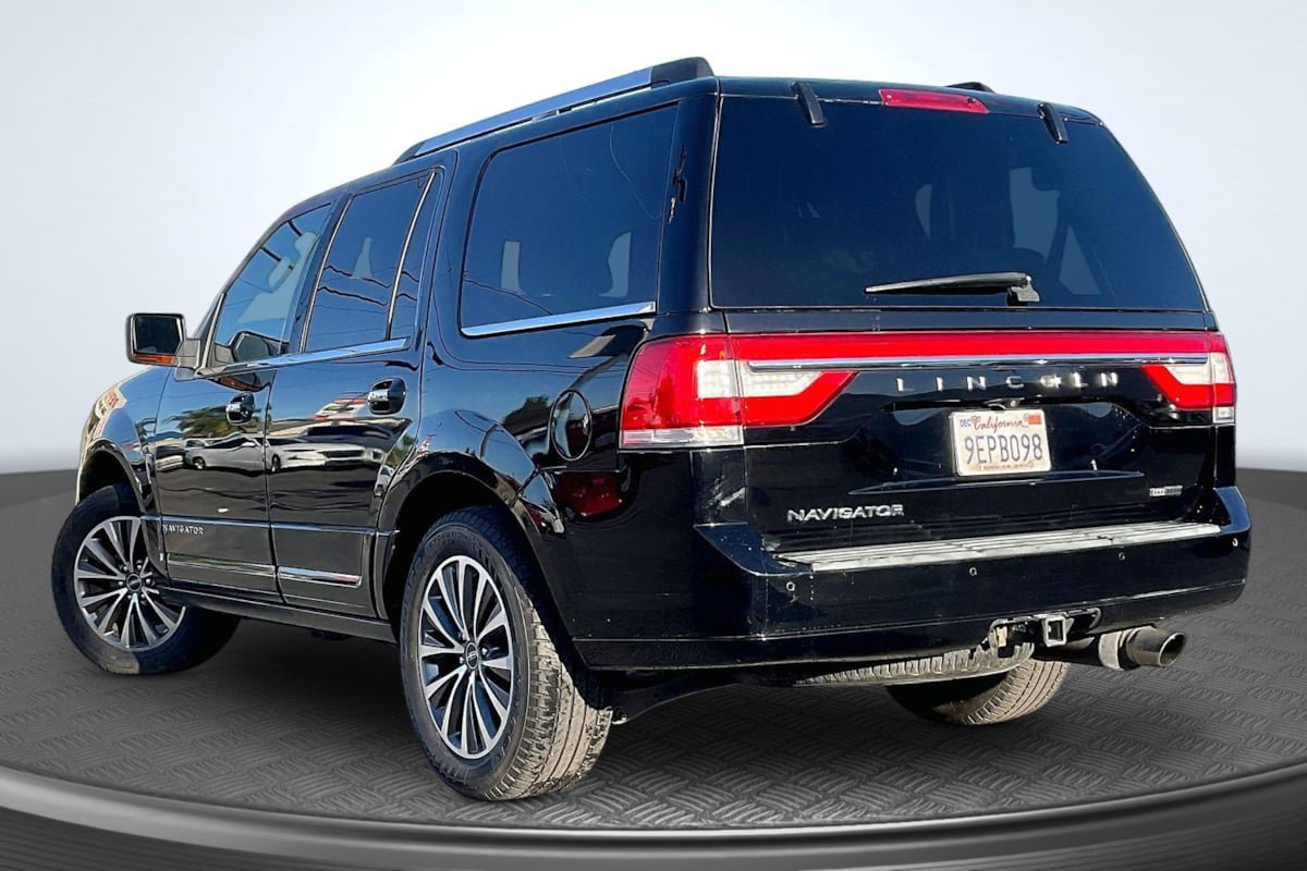 Used 2016 Lincoln Navigator Select image 2