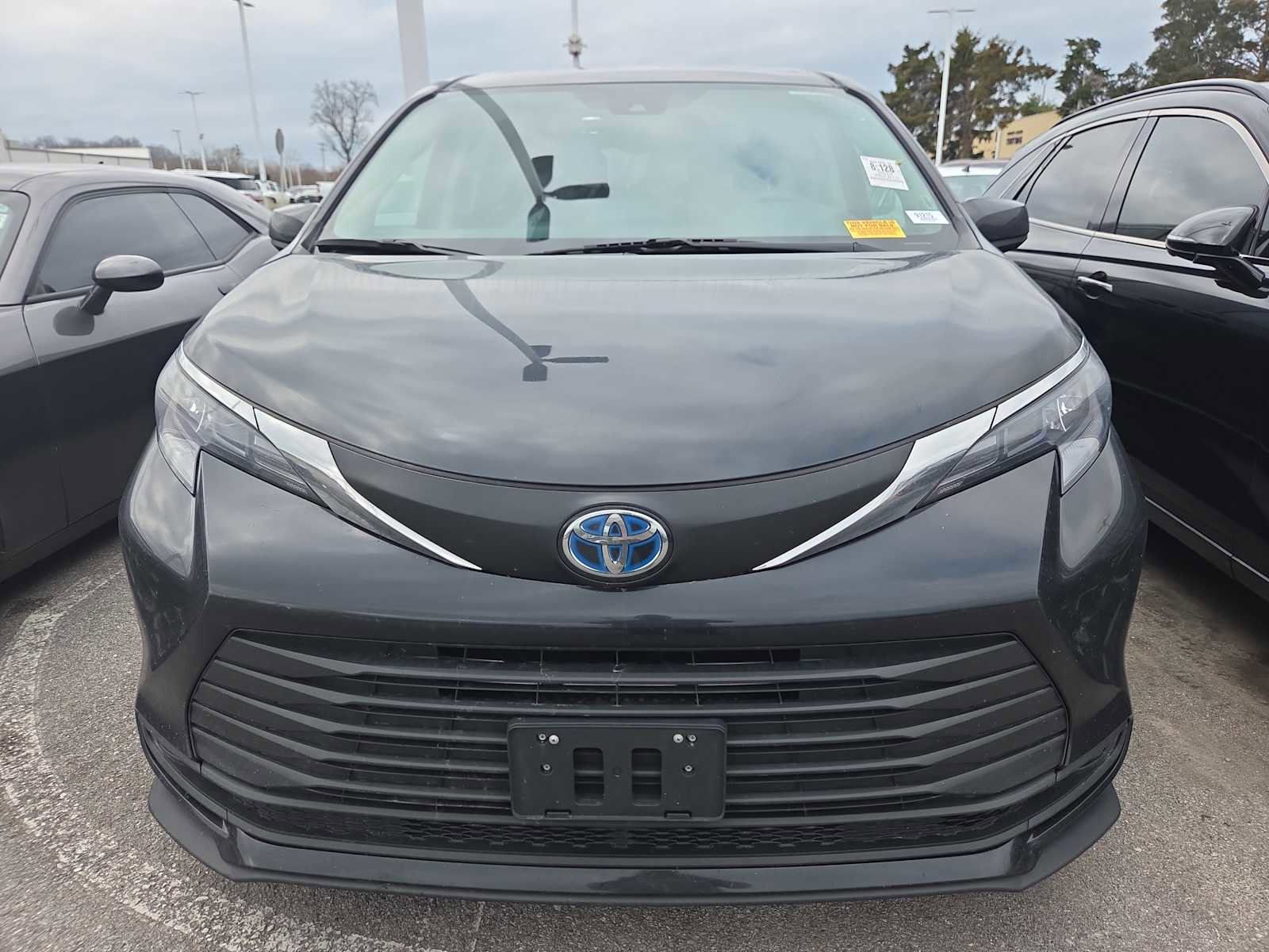 Used 2024 Toyota Sienna LE image 8