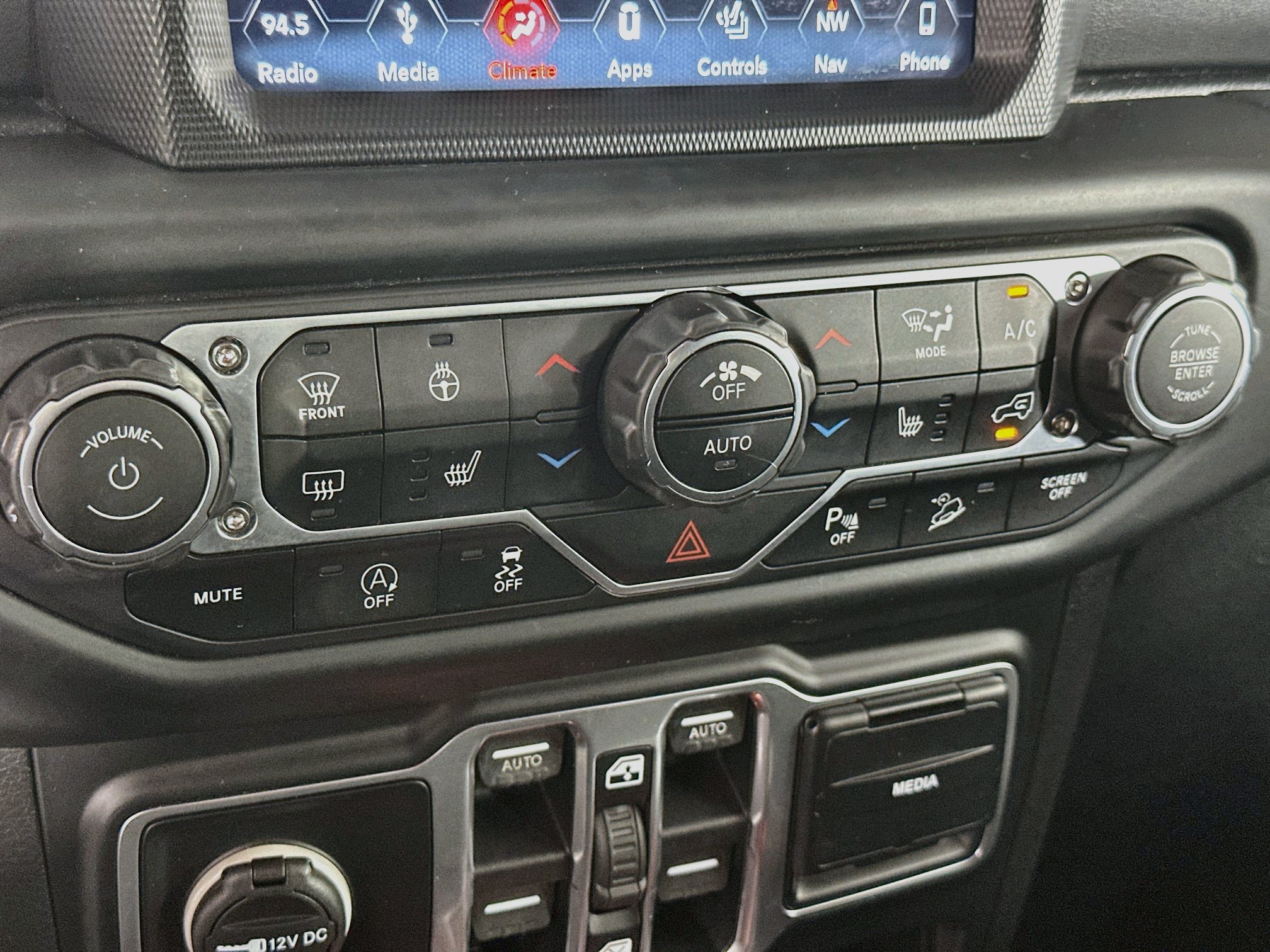 Used 2018 Jeep Wrangler Unlimited Sahara AWD/4WD image 24