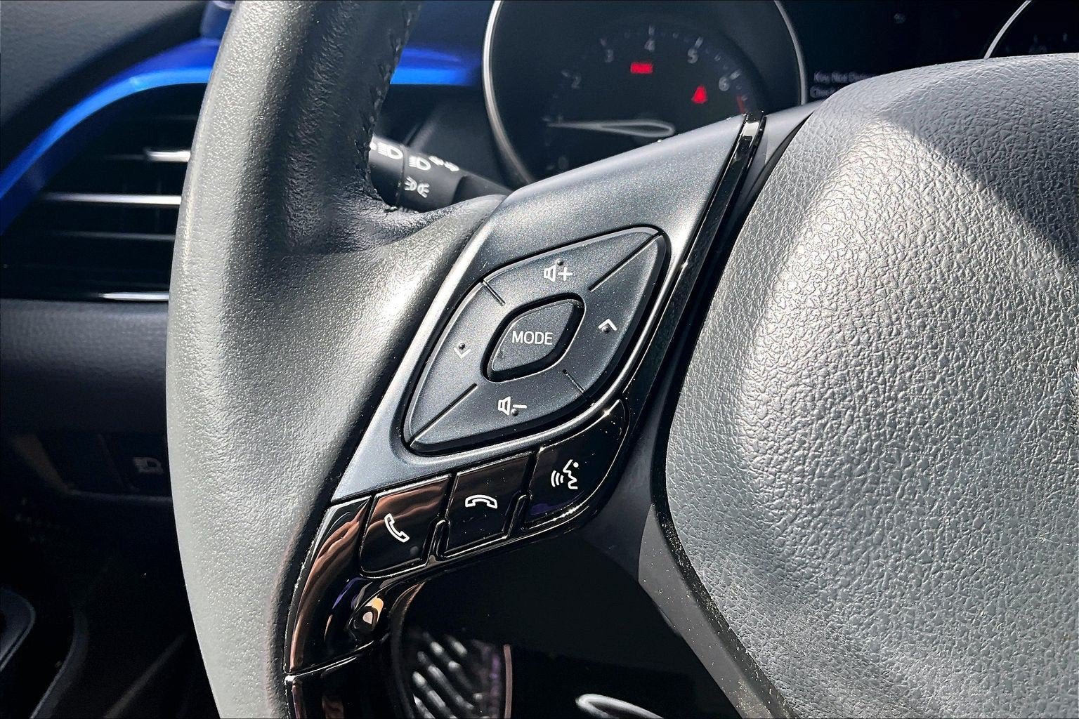 Used 2022 Toyota C-HR XLE FWD image 16