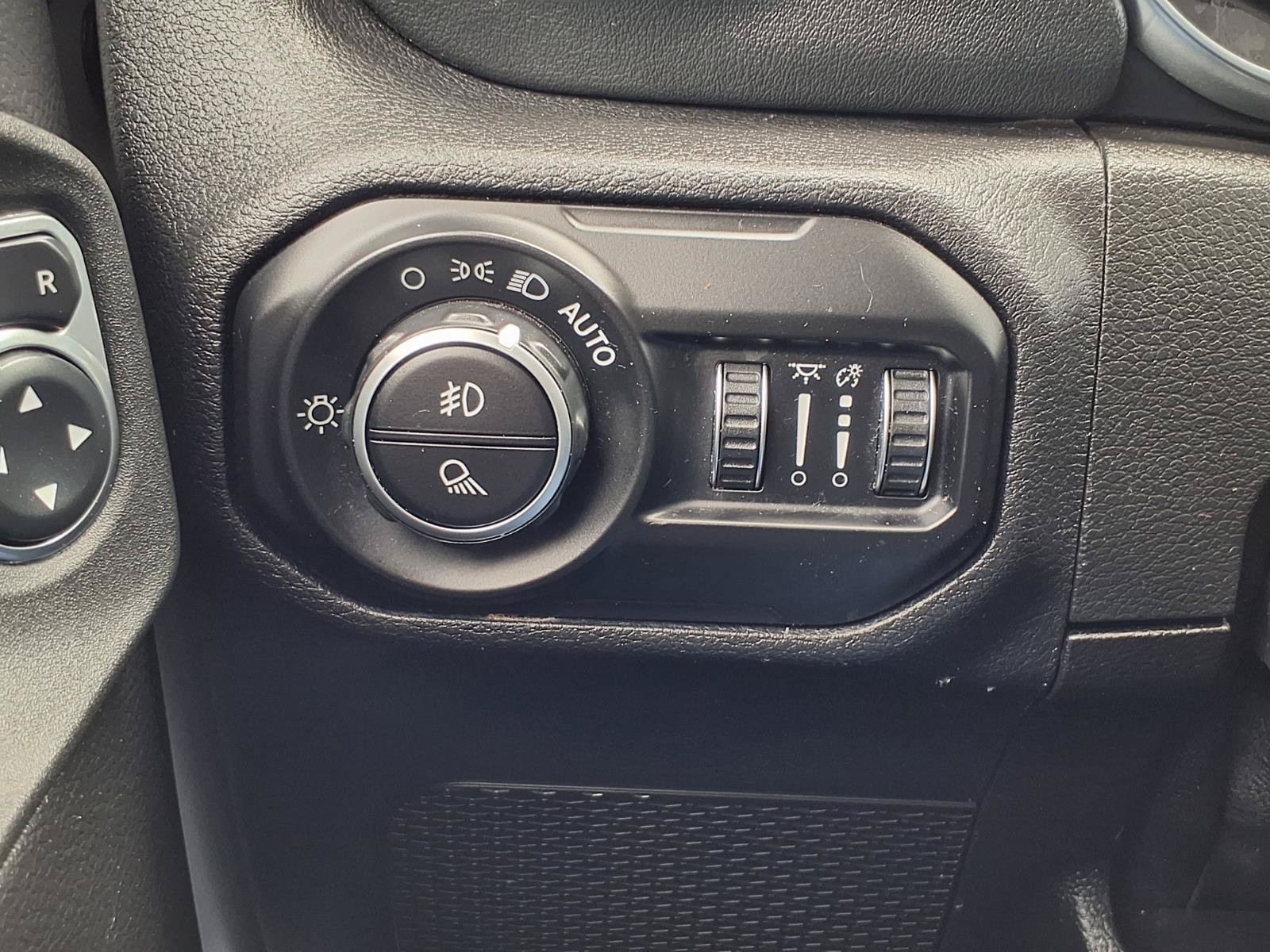 Used 2021 Jeep Gladiator Overland AWD/4WD image 11