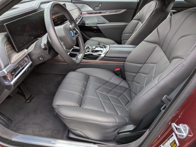 Used 2025 BMW i7 xDrive60 AWD/4WD image 17