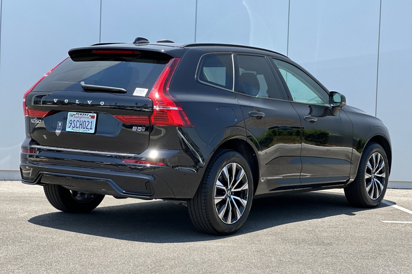 Used 2025 Volvo XC60 B5 Plus w/ Protection Package Premier image 5