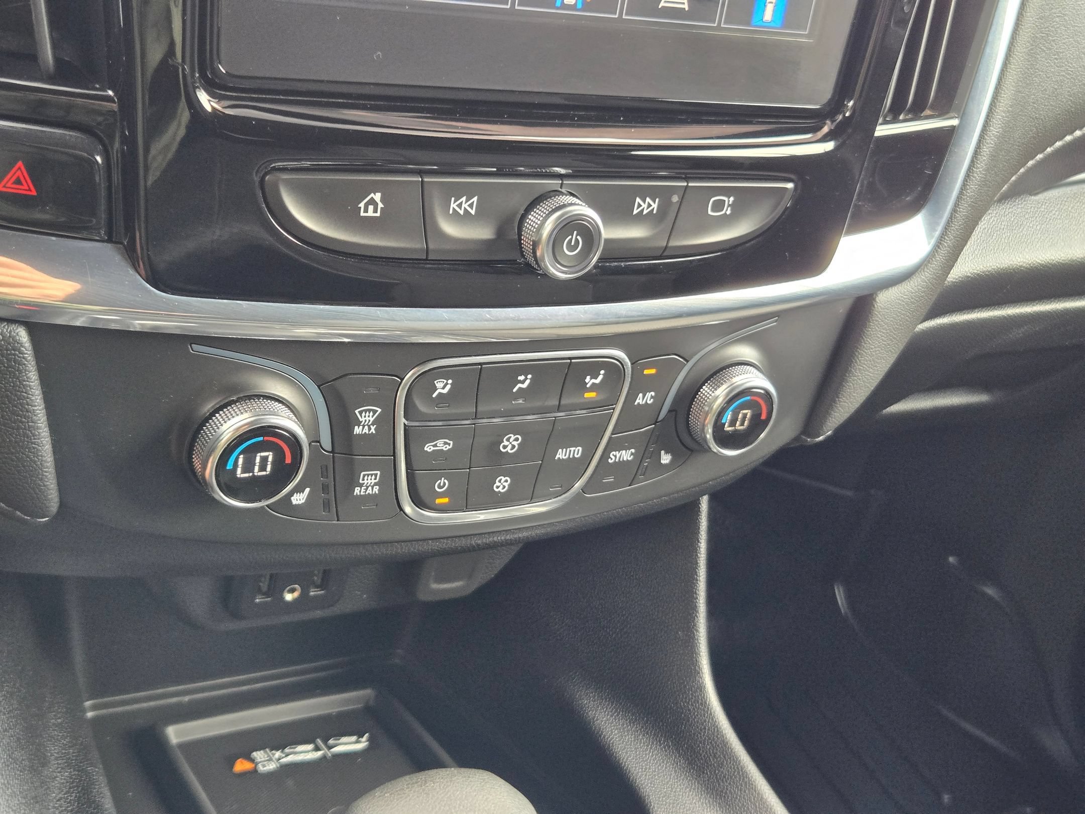 Used 2022 Chevrolet Traverse LT FWD image 17
