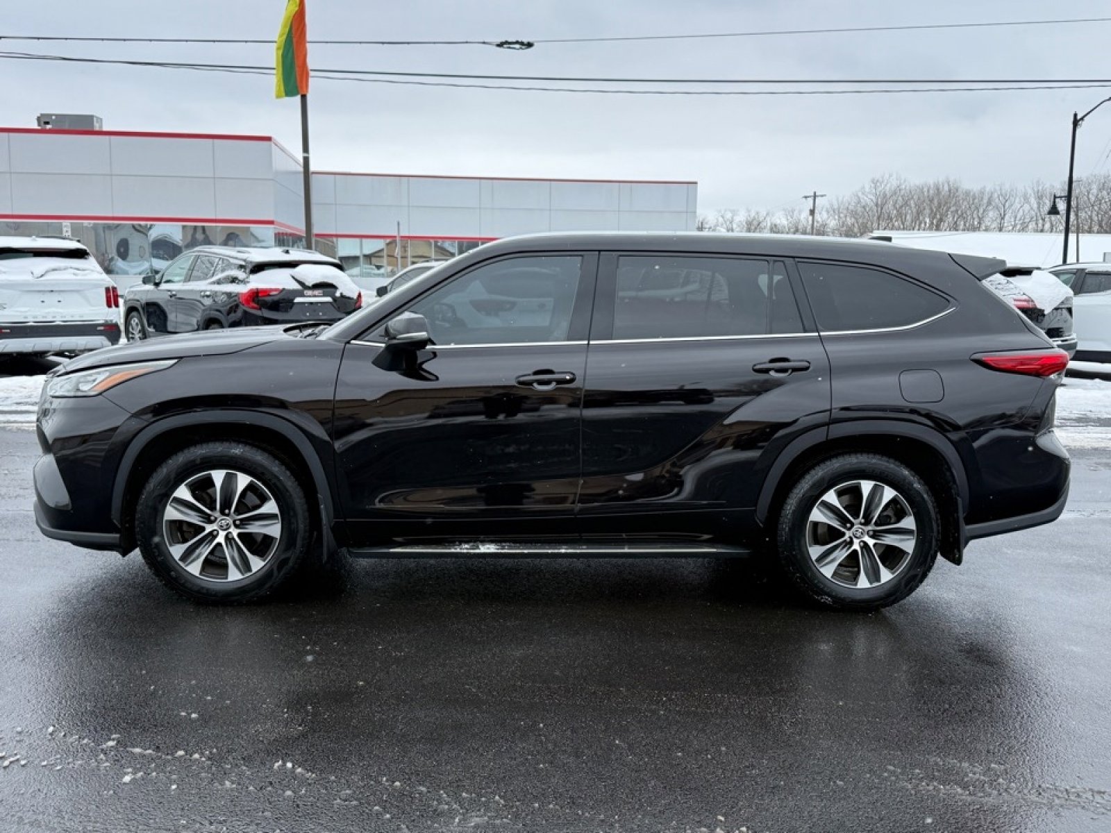 Used 2020 Toyota Highlander XLE image 5