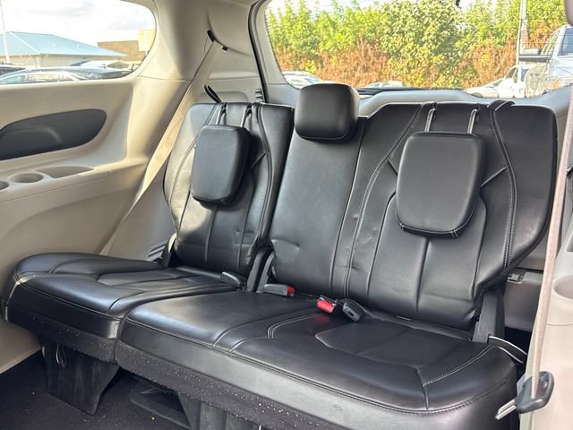 Used 2023 Chrysler Pacifica Touring-L FWD image 12