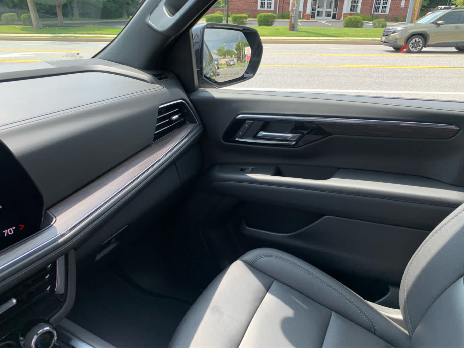 Used 2025 Chevrolet Tahoe Z71 AWD/4WD image 21