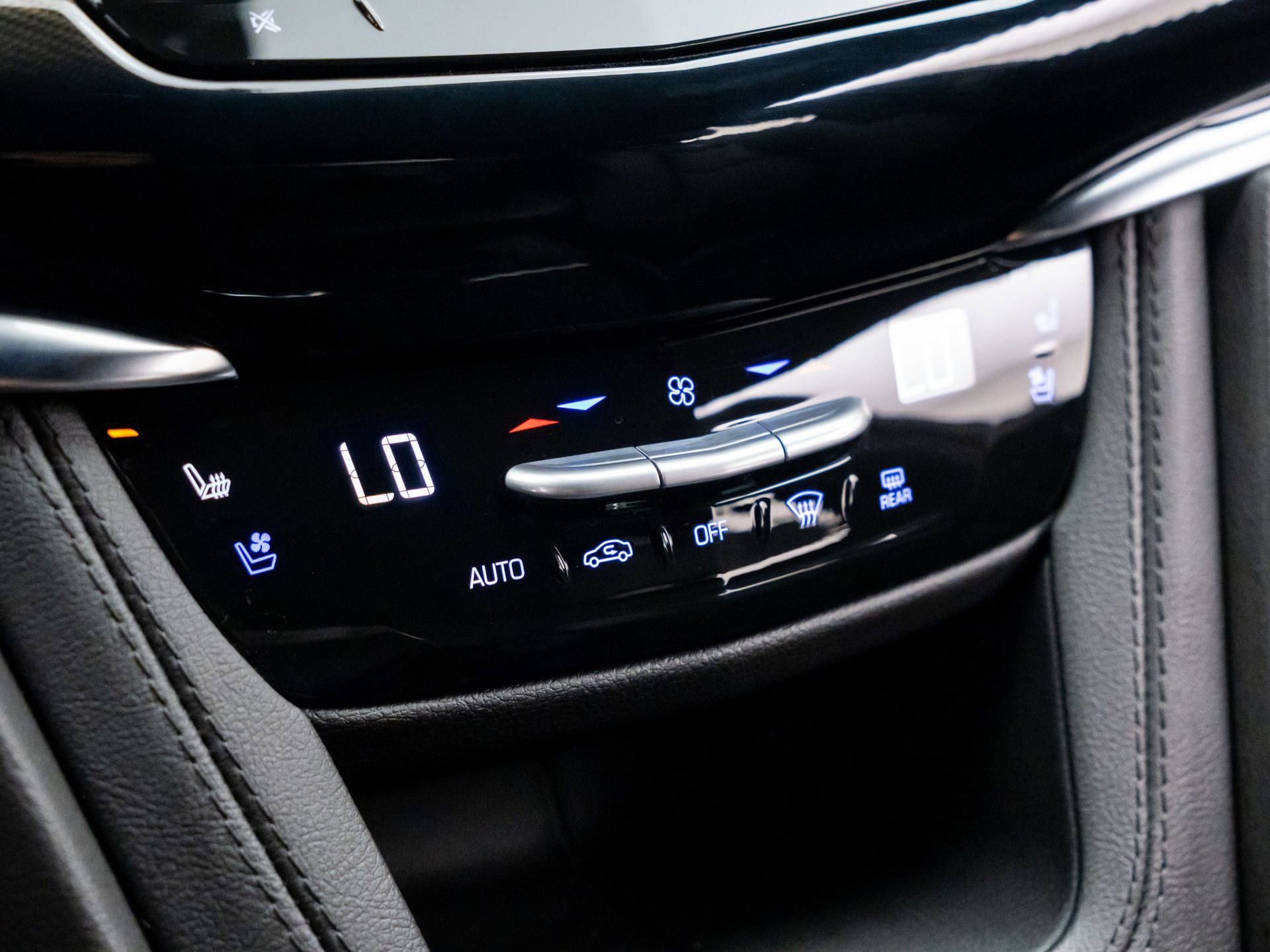 Certified 2025 Cadillac XT6 Sport w/ Platinum Package AWD/4WD image 30
